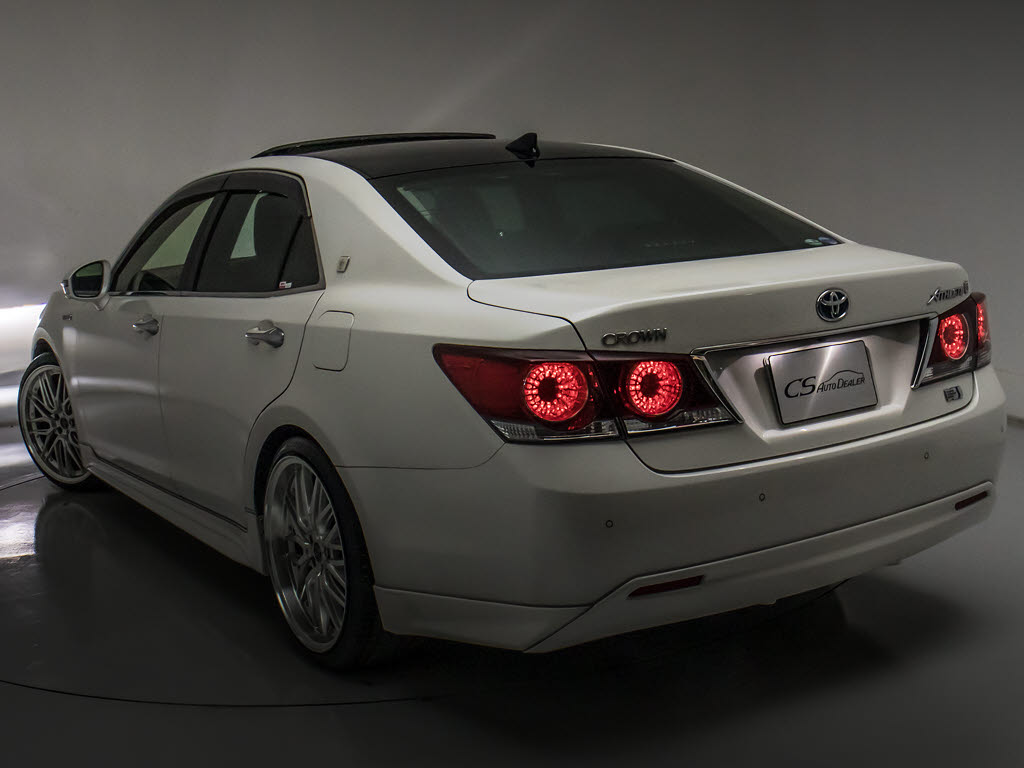 個性的なリアビューで御座います。精悍な佇
まいは高級車ならではです。