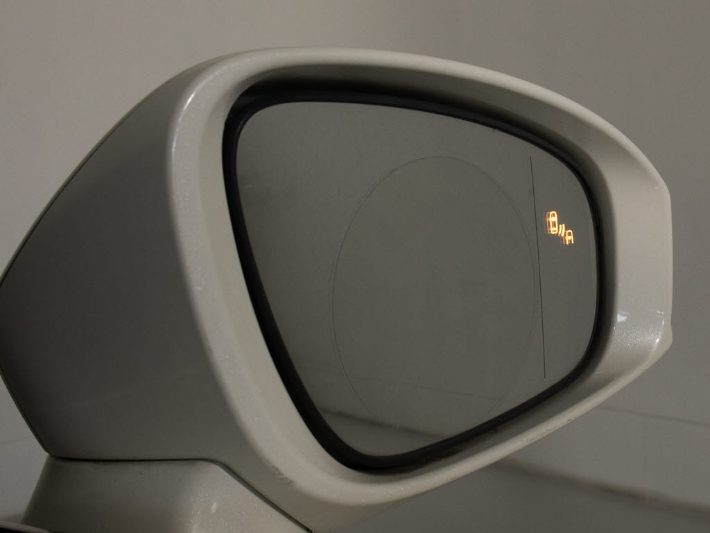 ＢＳＭ（ブラインドスポットモニタ）！隣の
車線を走る車両をレーダーで検知し、ドアミ
ラーでは確認しにくい後側方エリアに存在す
る車両に加えて、急接近してくる車両も検知
します。