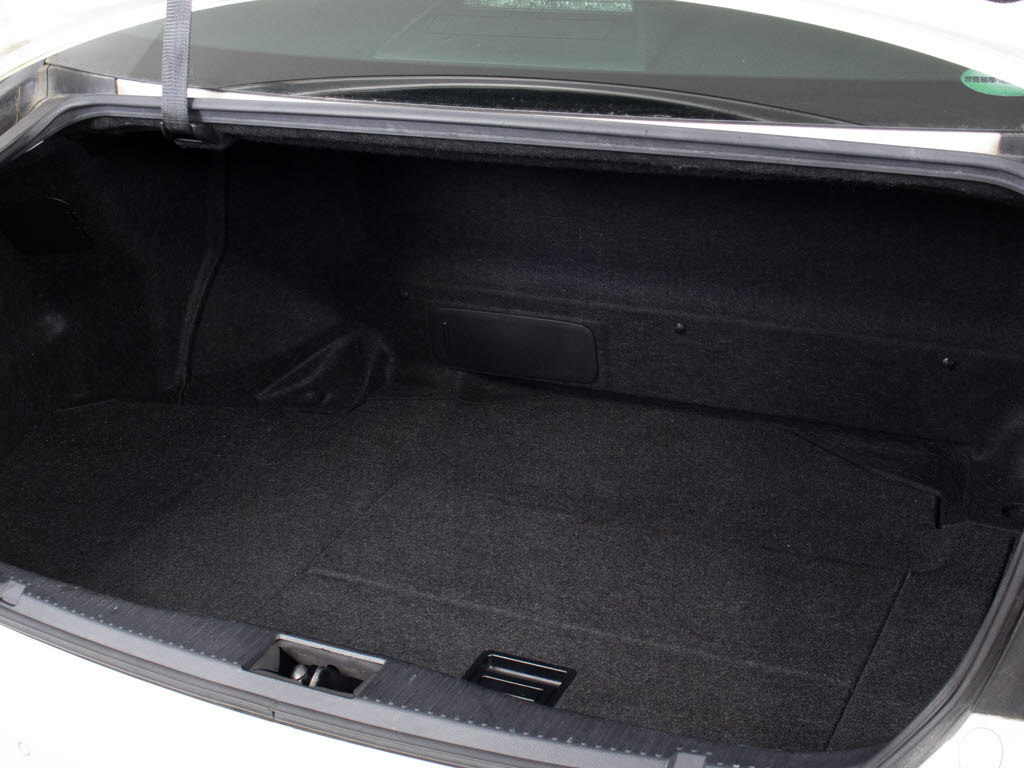 トランクが狭いと思っておりませんか？実際
は大容量トランクです！旅行等の長距離ドラ
イブも快適です！また、屋根付きスペースを
完備しておりますので、夜間でも、雨でも雪
の日だってゆっくりご覧頂けます。