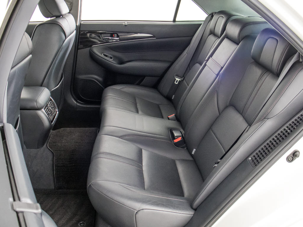 人気の本革シート付きです！！本革が装備さ
れるだけで高級感が増します！当社では、本
革シートのカラー変更や張替えも出来ます！
ワイン・茶・赤・青・オレンジ・黄色・コン
ビ色など何でもＯＫです！