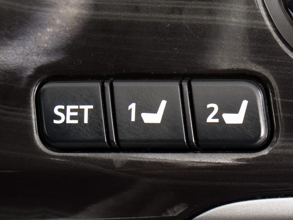 シートメモリー付き！ステアリング、シート
、ドアミラーポジションをメモリー可能です
！