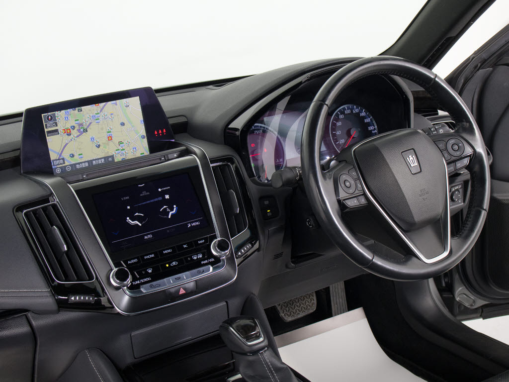 使いやすさや安全性を追求したステアリング
周り！高級車ゆえにスイッチ類が多いのも特
徴ですね！考え尽くされた配置ですぐに使い
こなす事が出来ますのでご安心下さい！是非
、体感してみて下さい！！