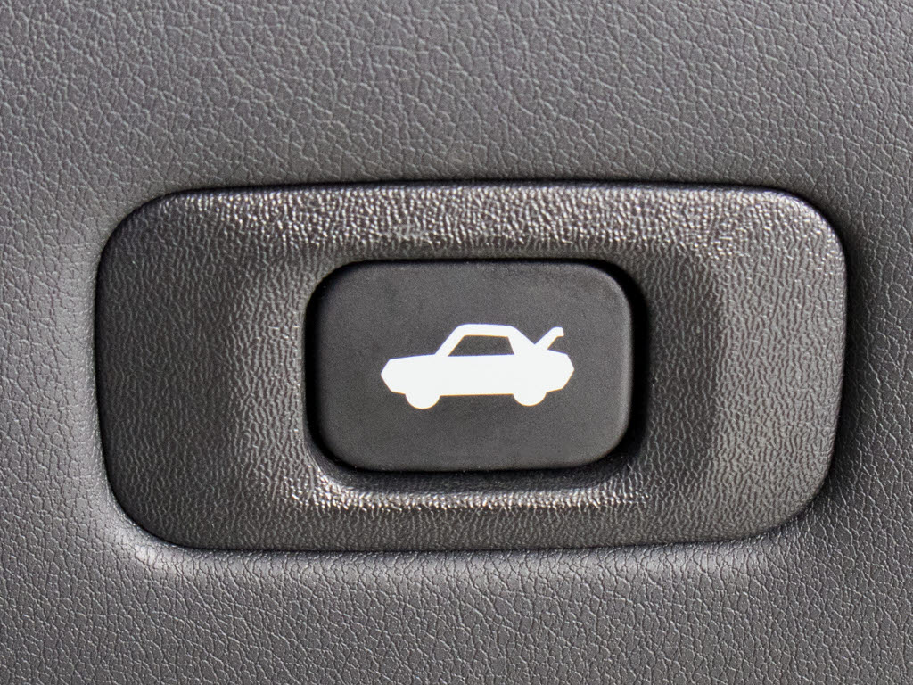 ボタン一つでトランクオープンが可能！車内
から操作できる為、非常に便利な装備の一つ
となります！