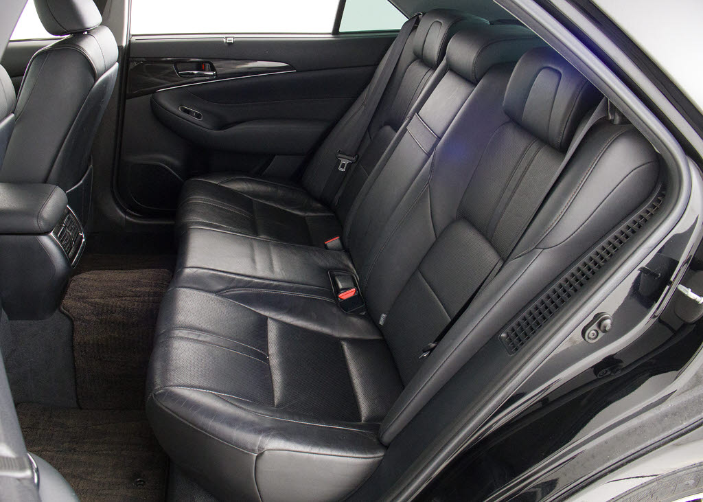 人気の本革シート付きです！！本革が装備さ
れるだけで高級感が増します！当社では、本
革シートのカラー変更や張替えも出来ます！
ワイン・茶・赤・青・オレンジ・黄色・コン
ビ色など何でもＯＫです！