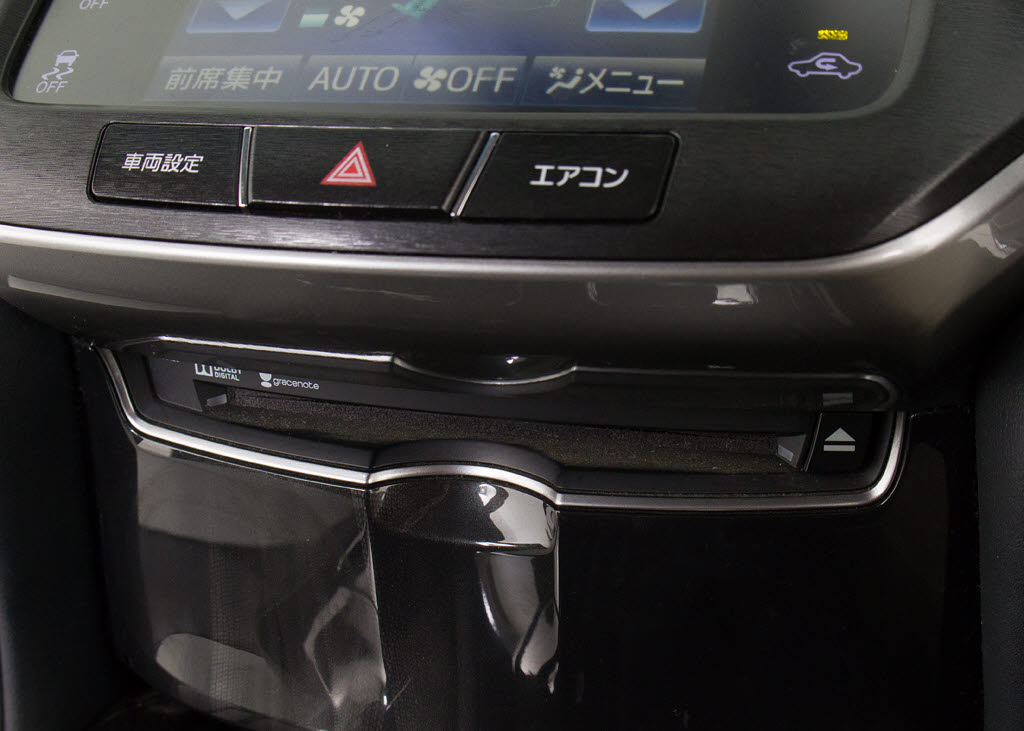 ＣＤはもちろんの事、ＤＶＤ再生も可能です
。フルセグ地デジにも対応しさらにＢｌｕｅ
ｔｏｏｔｈにも対応しております