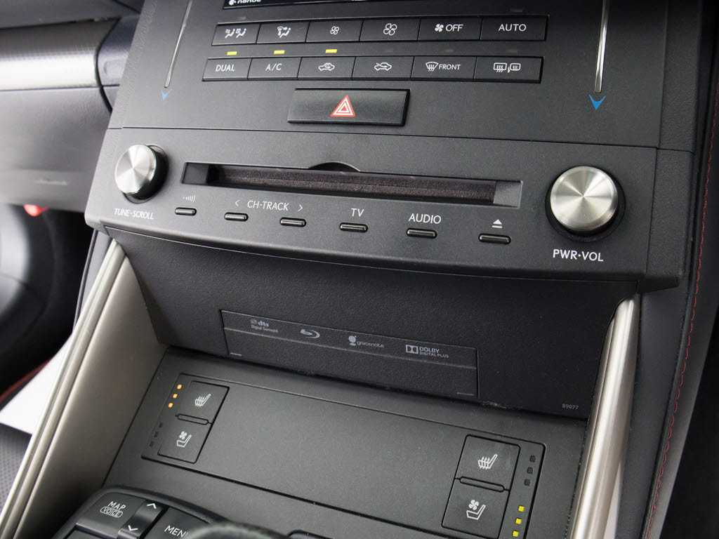 ＣＤはもちろんの事、ＤＶＤ＆Ｂｌｕ－ｒａ
ｙ再生も可能です。フルセグ地デジにも対応
しさらにＢｌｕｅｔｏｏｔｈにも対応してお
ります