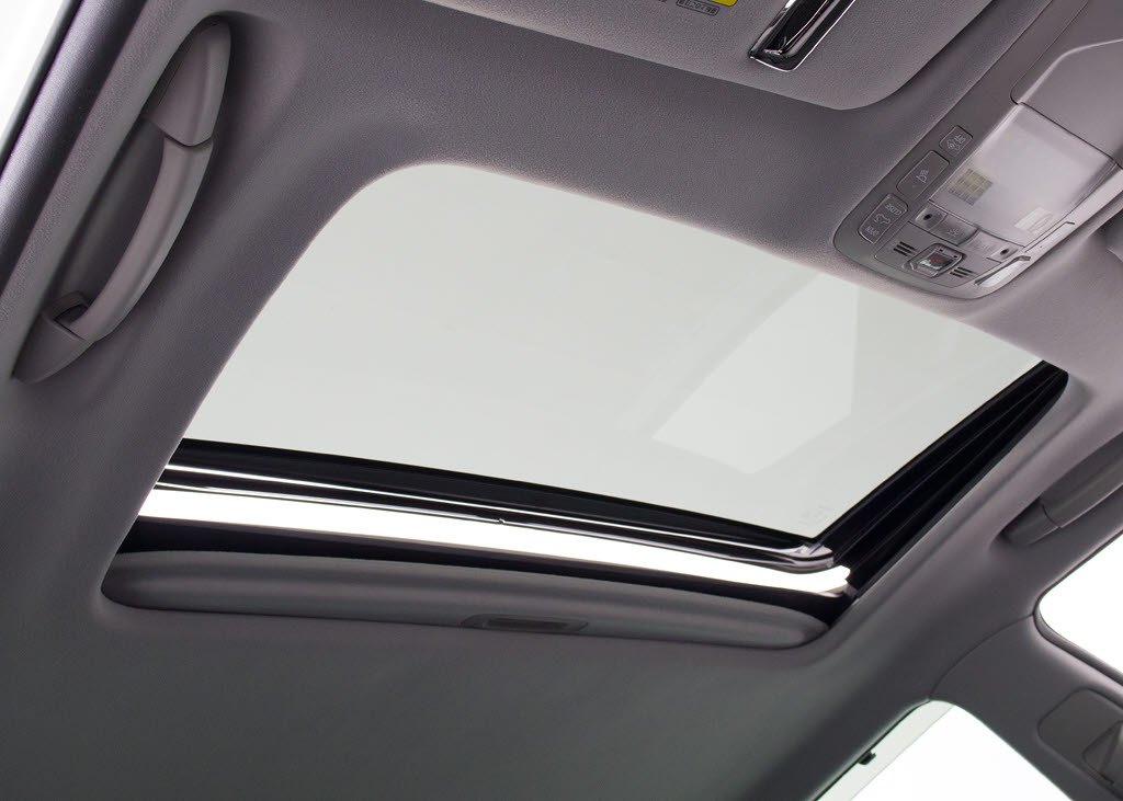 人気装備のサンルーフが付いています！上下
チルトに前後スライド機能が付いていますの
で、様々なドライブシーンで活躍してくれま
す！！開放感ある車内空間は気持ちがいいで
すよ！是非体感してみて下さい！