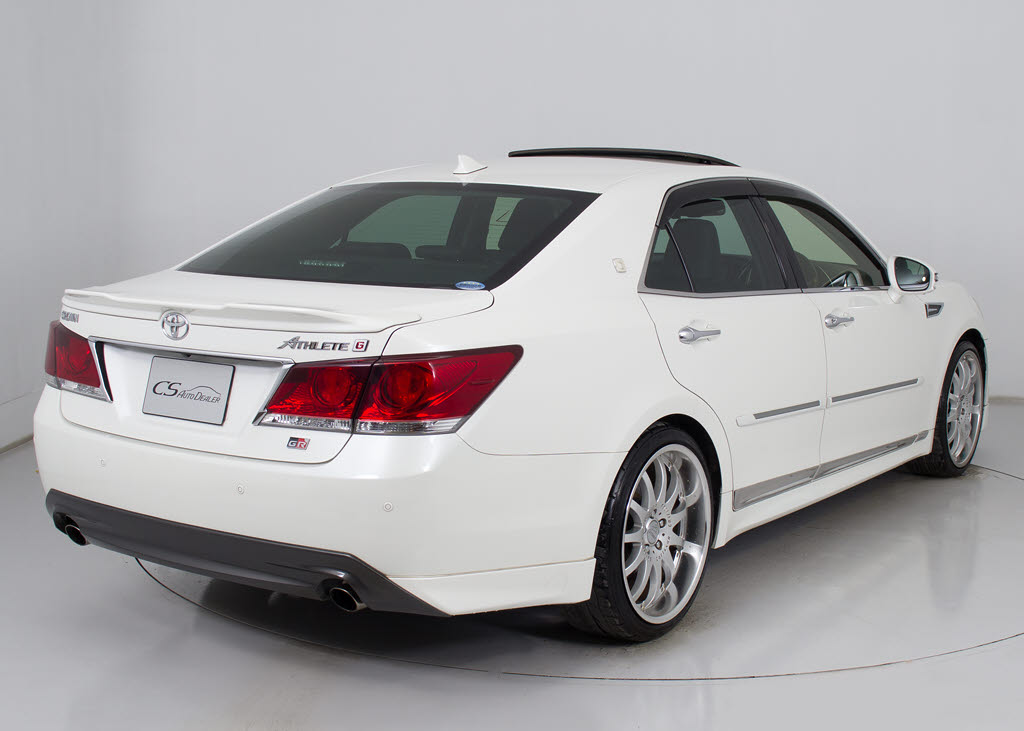 個性的なリアビューで御座います。精悍な佇
まいは高級車ならではです。