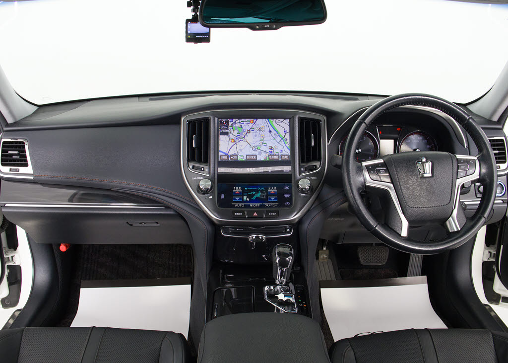 禁煙車です！室内は嫌なニオイも無く、すご
く綺麗な状態です！禁煙車・・特にセダンタ
イプのお車では少ないですよね！！タバコの
ニオイが苦手なお客様必見です！快適にご乗
車頂けます！！