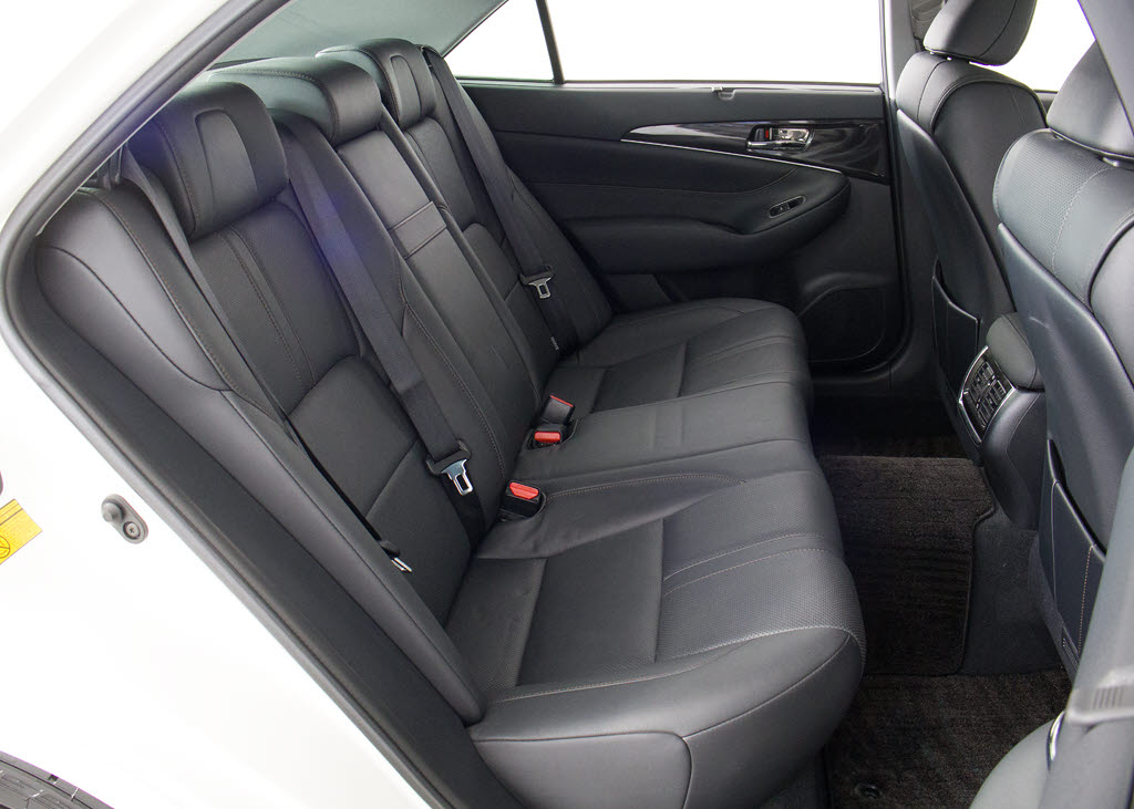 人気の本革シート付きです！！本革が装備さ
れるだけで高級感が増します！当社では、本
革シートのカラー変更や張替えも出来ます！
ワイン・茶・赤・青・オレンジ・黄色・コン
ビ色など何でもＯＫです！