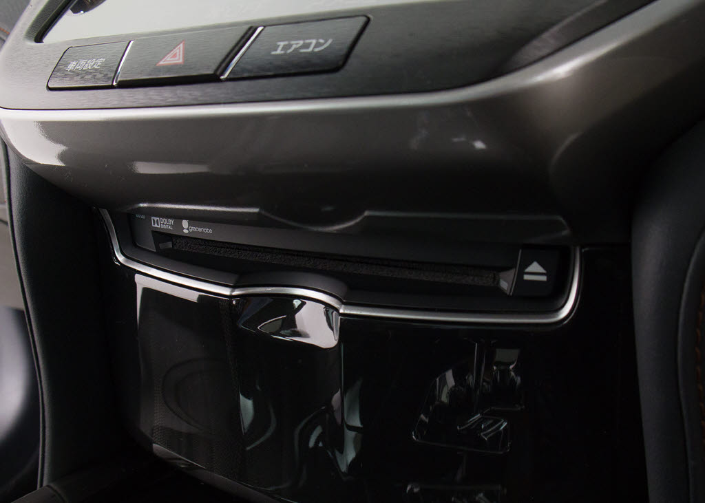 ＣＤはもちろんの事、ＤＶＤ再生も可能です
。フルセグ地デジにも対応しさらにＢｌｕｅ
ｔｏｏｔｈにも対応しております