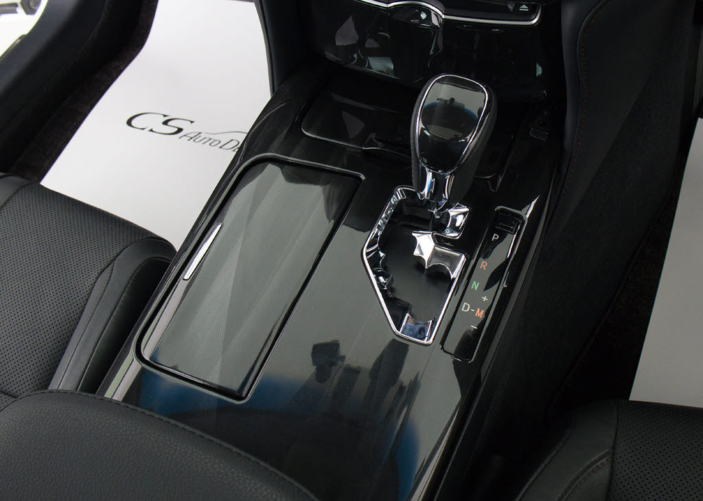 シフト周りです。スッキリとしつつも高級感
や操作性を損なわない作りとなって参ります
。