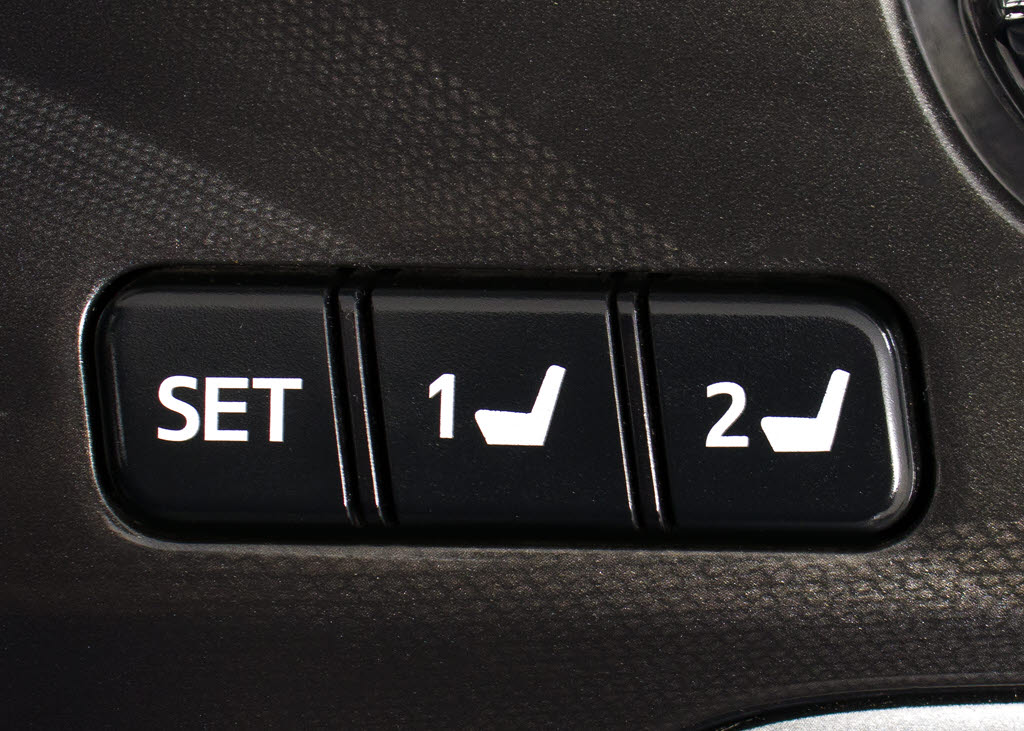 シートメモリー付き！ステアリング、シート
、ドアミラーポジションをメモリー可能です
！