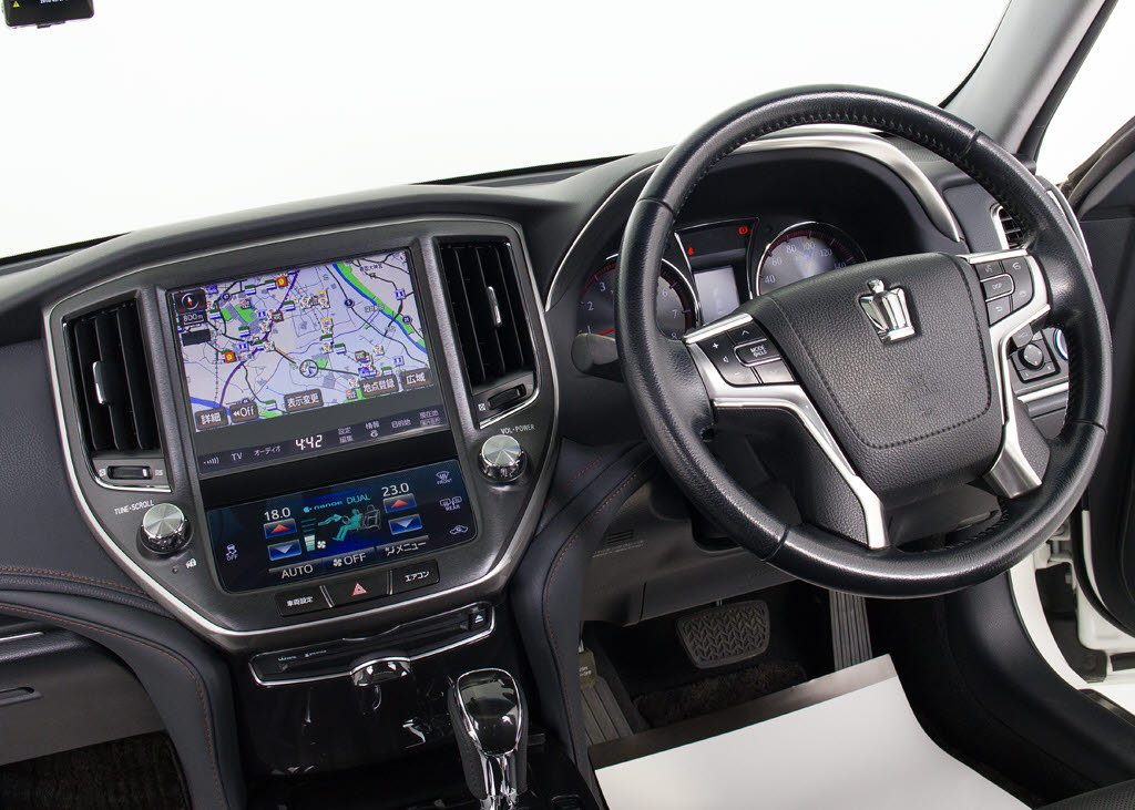 使いやすさや安全性を追求したステアリング
周り！高級車ゆえにスイッチ類が多いのも特
徴ですね！考え尽くされた配置ですぐに使い
こなす事が出来ますのでご安心下さい！是非
、体感してみて下さい！！