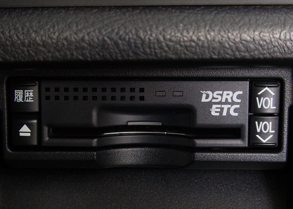 ★ＥＴＣ（ＤＳＲＣ）が装備されています！
！社外品とは違い収まりの良いデザインが人
気！高速道路を利用する際は必需品ですよね
！！ストレス無く料金所を通過出来ます！！