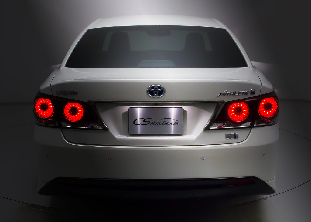 個性的なリアビューで御座います。精悍な佇
まいは高級車ならではです。