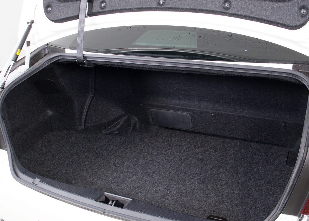 トランクが狭いと思っておりませんか？実際
は大容量トランクです！旅行等の長距離ドラ
イブも快適です！また、屋根付きスペースを
完備しておりますので、夜間でも、雨でも雪
の日だってゆっくりご覧頂けます。