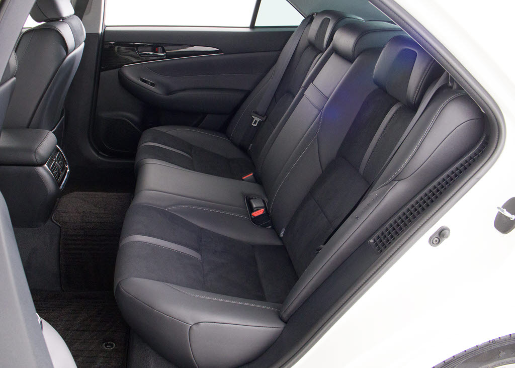 特別仕様車ならではの専用ハーフレザーシー
ト付！！当社では、本革シートのカラー変更
や張替えも出来ます！ワイン・茶・赤・青・
黄色・コンビ色など何でもＯＫです！