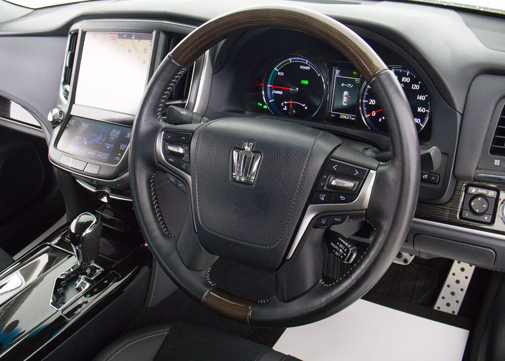 ★使いやすさや安全性を追求したステアリン
グ周り！高級車ゆえにスイッチ類が多いのも
特徴ですね！考え尽くされた配置ですぐに使
いこなす事が出来ますのでご安心下さい！是
非、体感してみて下さい！！