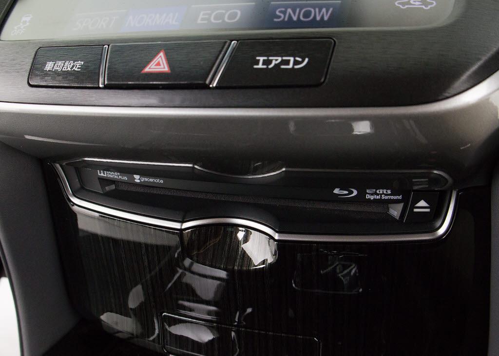 ＣＤはもちろんの事、ＤＶＤ＆Ｂｌｕ－ｒａ
ｙ再生も可能です。フルセグ地デジにも対応
しさらにＢｌｕｅｔｏｏｔｈにも対応してお
ります