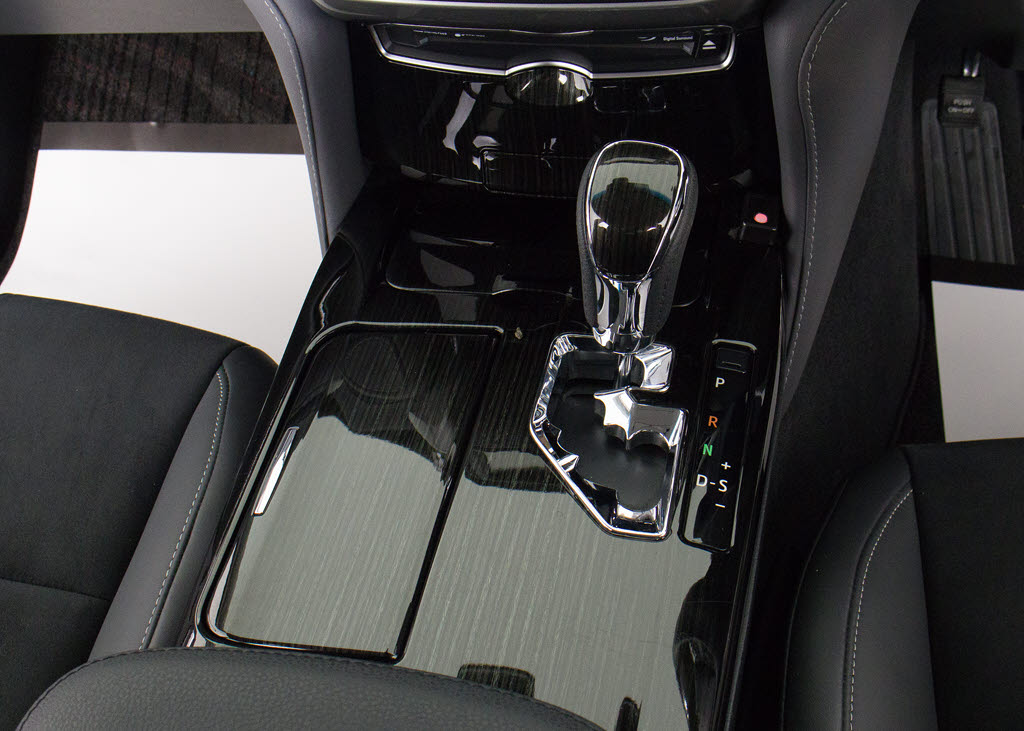 シフト周りです。スッキリとしつつも高級感
や操作性を損なわない作りとなって参ります
。