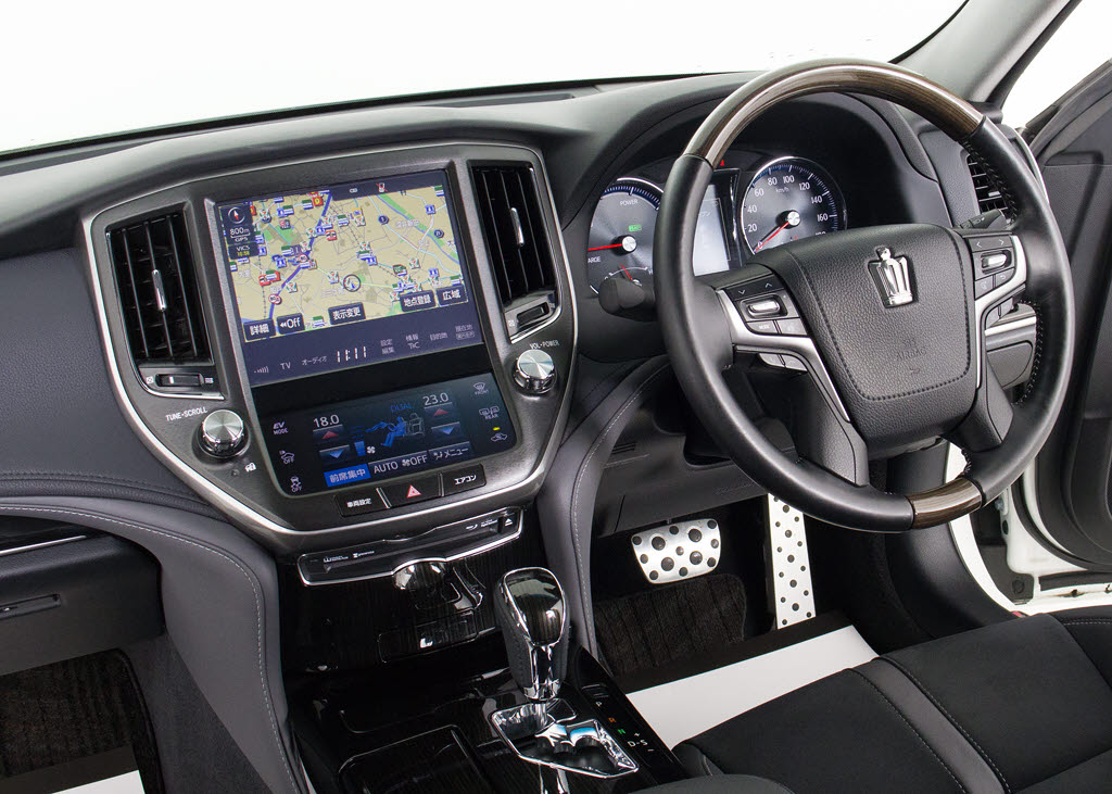 使いやすさや安全性を追求したステアリング
周り！高級車ゆえにスイッチ類が多いのも特
徴ですね！考え尽くされた配置ですぐに使い
こなす事が出来ますのでご安心下さい！是非
、体感してみて下さい！！