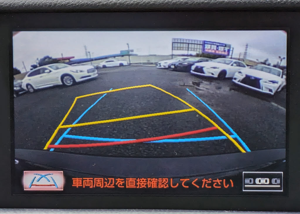 カラーバックカメラが付いています！バック
にギアを入れると、後方視界が自動的にマル
チ画面に映し出されます！夜も明るく見えま
すので、すごく便利！！一度使うとカメラ無
しには乗りたくない程！