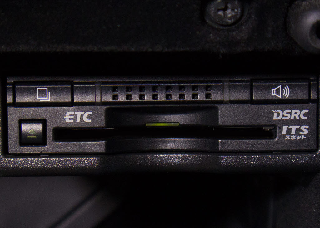 ★ＥＴＣ（ＤＳＲＣ）が装備されています！
！社外品とは違い収まりの良いデザインが人
気！高速道路を利用する際は必需品ですよね
！！ストレス無く料金所を通過出来ます！！