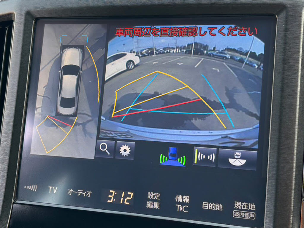 パノラミックビューモニターを装備！上から
車両を見下ろしたような映像をナビ画面に表
示できます。車両前後左右に搭載した４つの
カメラ映像を継ぎ目なく合成！目視では見え
ない部分もリアルタイムで見れます。