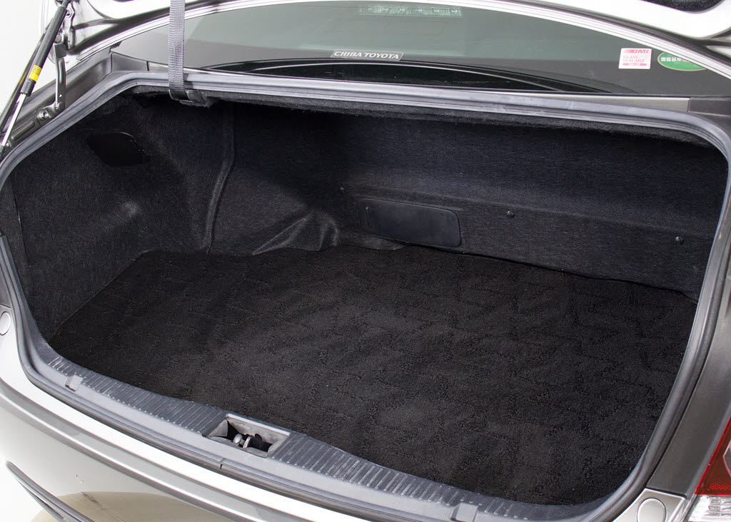 トランクが狭いと思っておりませんか？実際
は大容量トランクです！旅行等の長距離ドラ
イブも快適です！また、屋根付きスペースを
完備しておりますので、夜間でも、雨でも雪
の日だってゆっくりご覧頂けます。