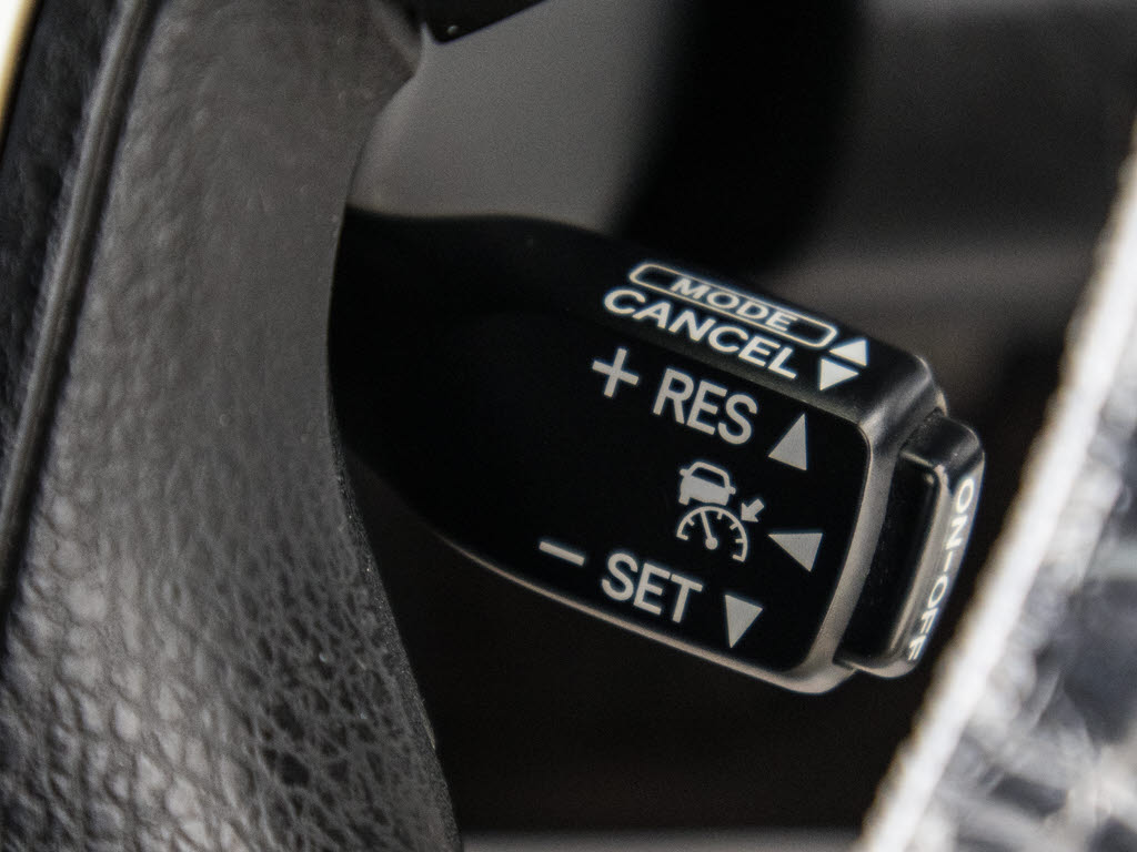 レーダークルーズコントロール　　ミリ波レ
ーダーと単眼カメラで先行車を認識し、車速
に応じた車間距離を保ちながら追従走行を支
援します。