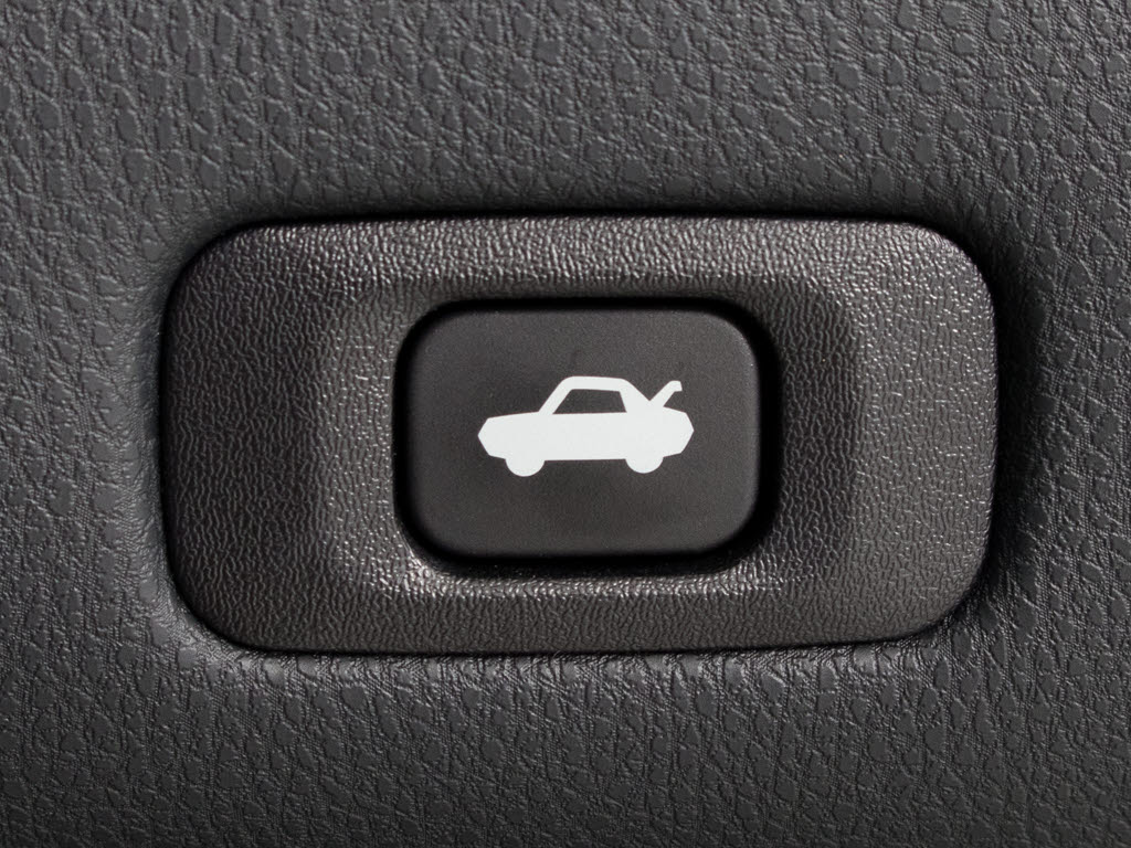 ボタン一つでトランクオープンが可能！車内
から操作できる為、非常に便利な装備の一つ
となります！