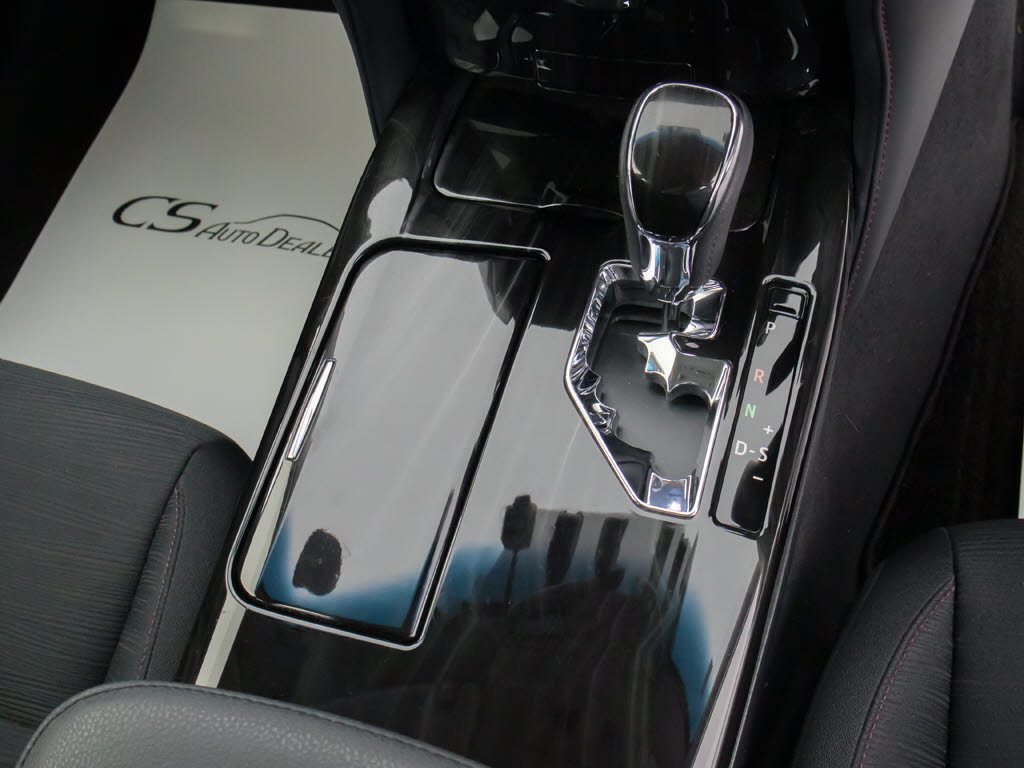 シフト周りです。スッキリとしつつも高級感
や操作性を損なわない作りとなって参ります
。