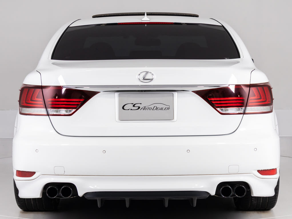 Ｆスポーツ専用ボディカラー「ホワイトノー
ヴァガラスフレーク」！