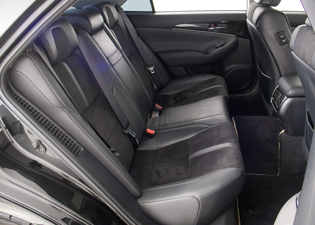 特別仕様車ならではの専用ハーフレザーシー
ト付！！当社では、本革シートのカラー変更
や張替えも出来ます！ワイン・茶・赤・青・
黄色・コンビ色など何でもＯＫです！