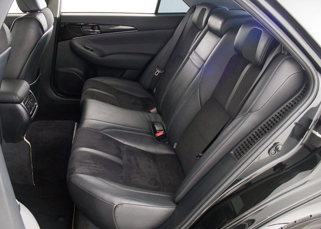 特別仕様車ならではの専用ハーフレザーシー
ト付！！当社では、本革シートのカラー変更
や張替えも出来ます！ワイン・茶・赤・青・
黄色・コンビ色など何でもＯＫです！