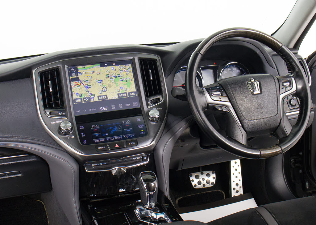 使いやすさや安全性を追求したステアリング
周り！高級車ゆえにスイッチ類が多いのも特
徴ですね！考え尽くされた配置ですぐに使い
こなす事が出来ますのでご安心下さい！是非
、体感してみて下さい！！