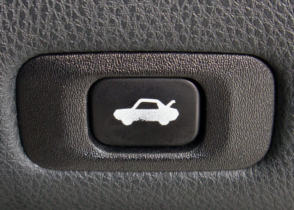 ボタン一つでトランクオープンが可能！車内
から操作できる為、非常に便利な装備の一つ
となります！