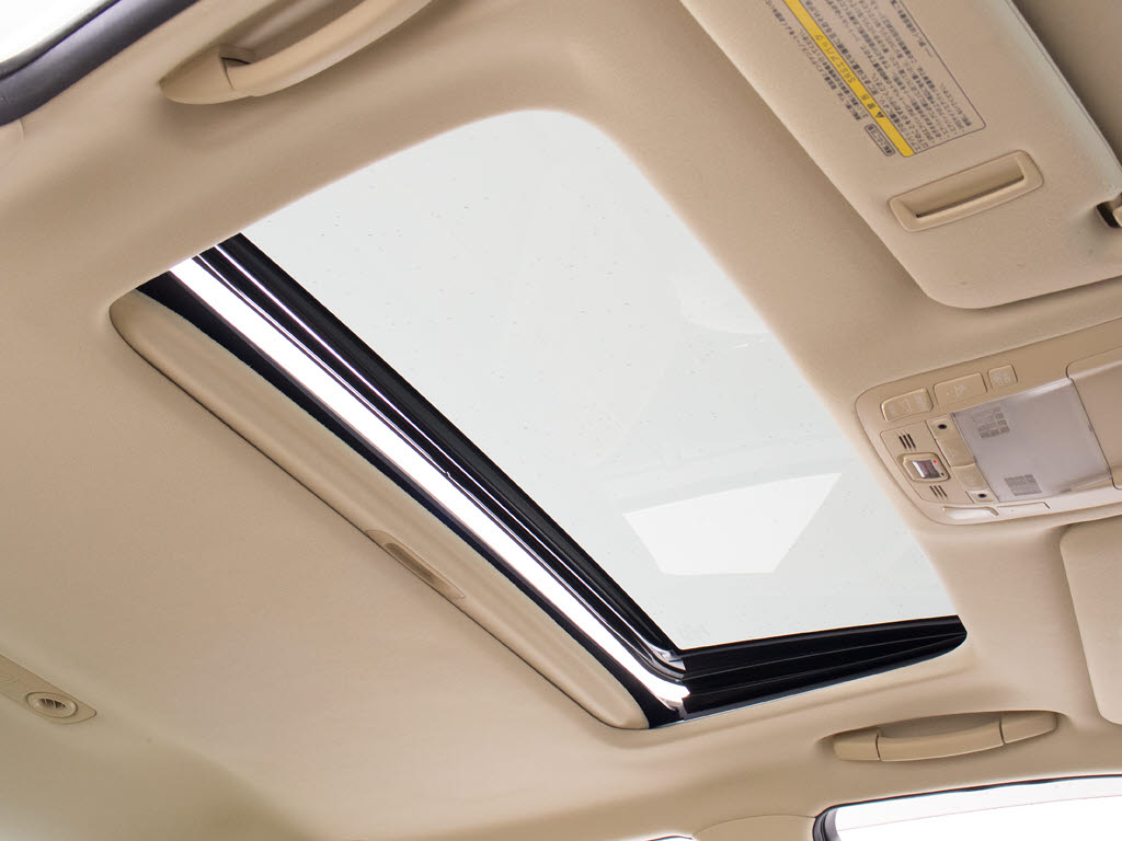 人気装備のサンルーフが付いています！上下
チルトに前後スライド機能が付いていますの
で、様々なドライブシーンで活躍してくれま
す！！開放感ある車内空間は気持ちがいいで
すよ！是非体感してみて下さい！