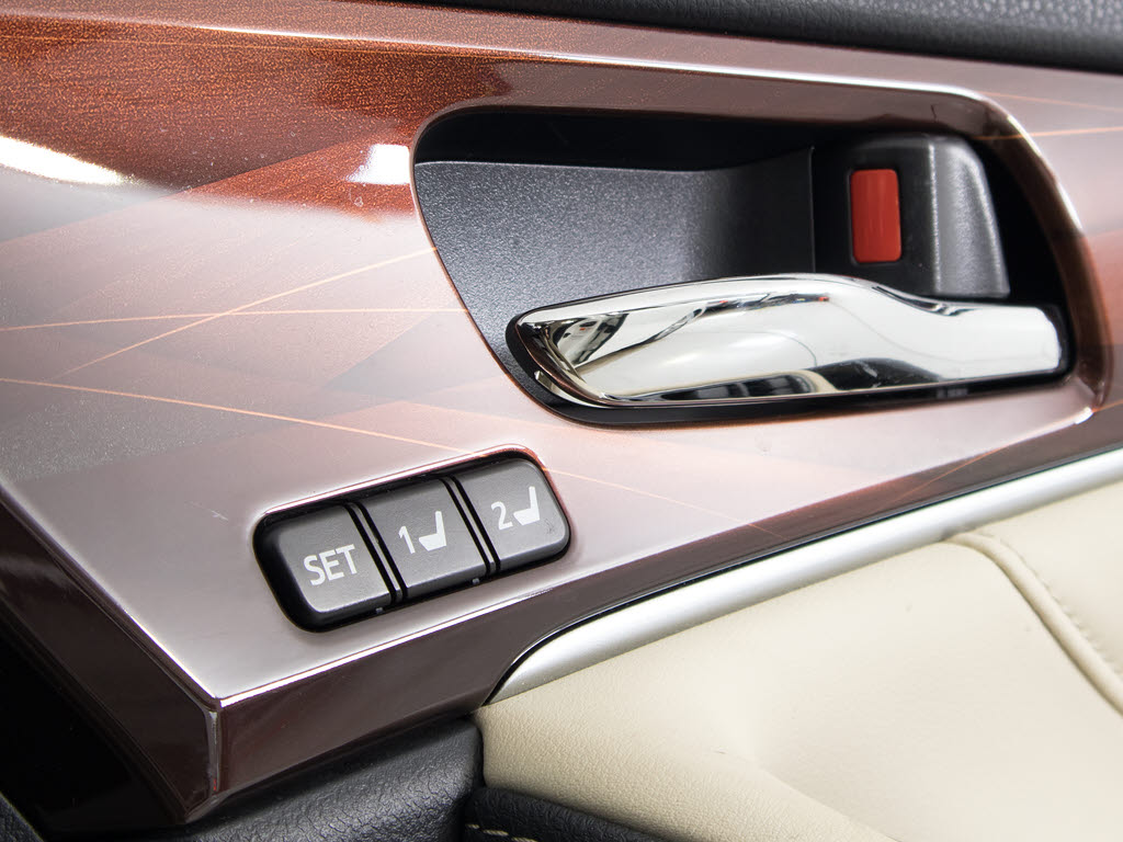 シートメモリー付き！ステアリング、シート
、ドアミラーポジションをメモリー可能です
！