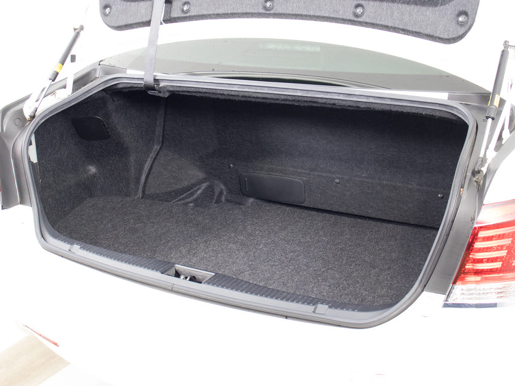 トランクが狭いと思っておりませんか？実際
は大容量トランクです！旅行等の長距離ドラ
イブも快適です！また、屋根付きスペースを
完備しておりますので、夜間でも、雨でも雪
の日だってゆっくりご覧頂けます。