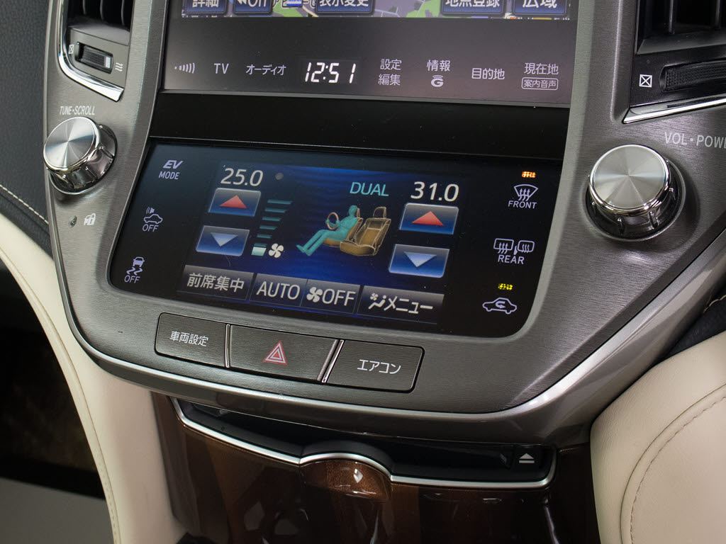 使いやすさや安全性を追求したステアリング
周り！高級車ゆえにスイッチ類が多いのも特
徴ですね！考え尽くされた配置ですぐに使い
こなす事が出来ますのでご安心下さい！是非
、体感してみて下さい！！