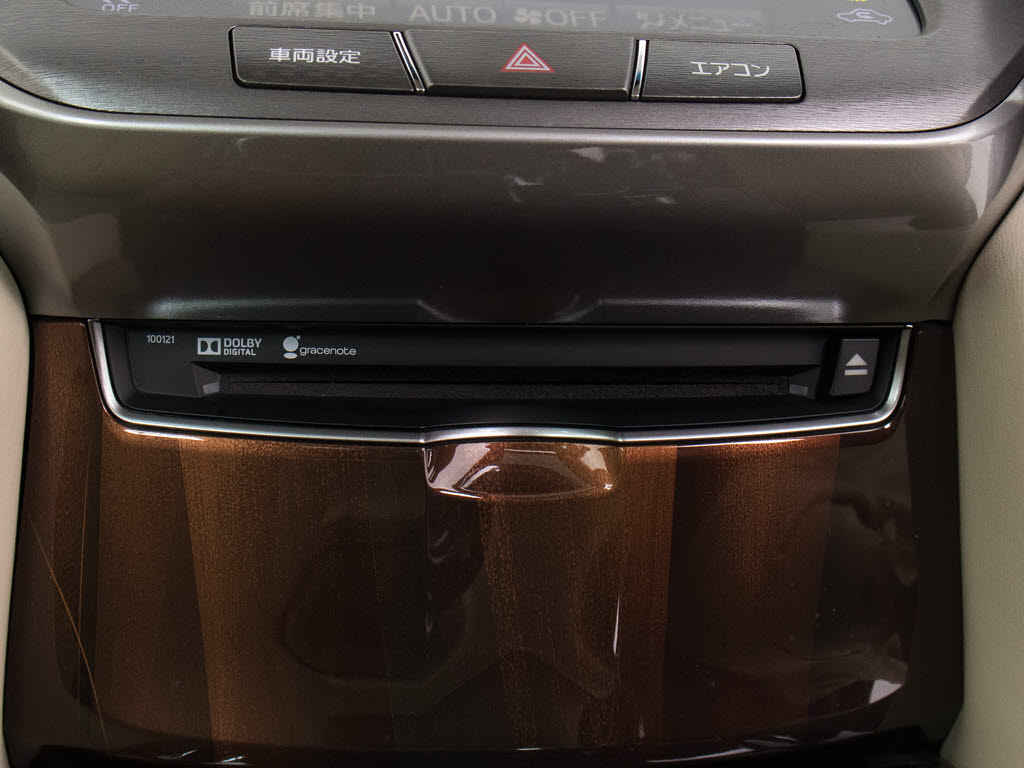 ＣＤはもちろんの事、ＤＶＤ再生も可能です
。フルセグ地デジにも対応しさらにＢｌｕｅ
ｔｏｏｔｈにも対応しております