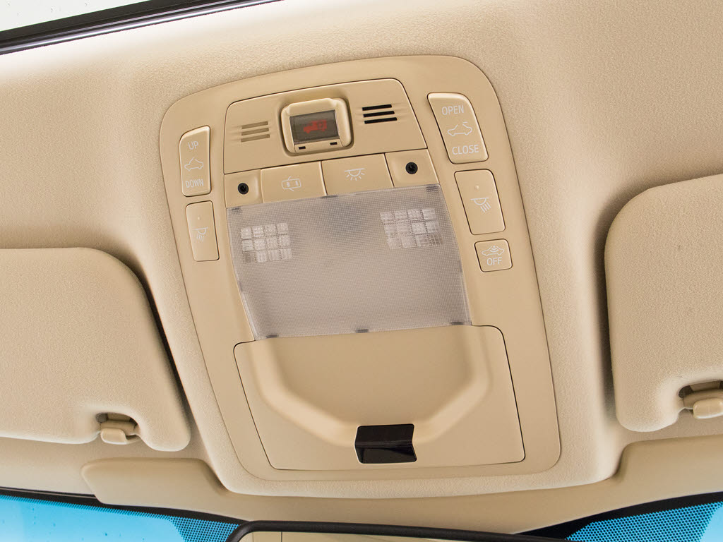 人気装備のサンルーフが付いています！上下
チルトに前後スライド機能が付いていますの
で、様々なドライブシーンで活躍してくれま
す！！開放感ある車内空間は気持ちがいいで
すよ！是非体感してみて下さい！