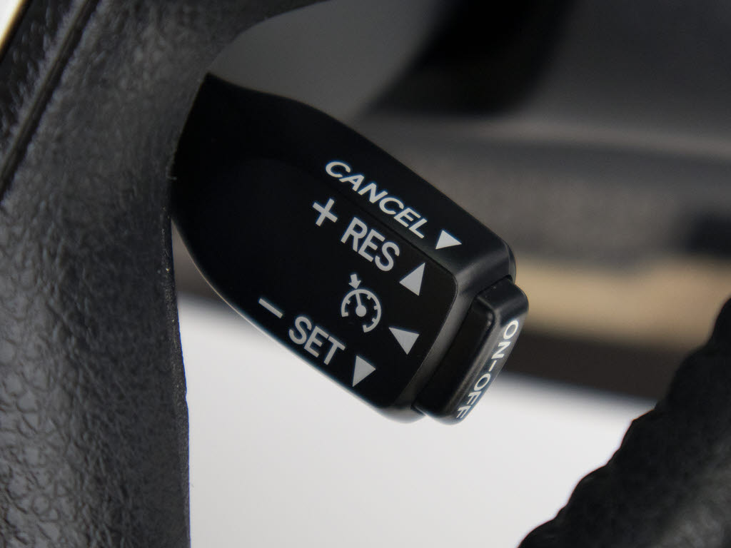 【オートクルーズコントロール】搭載。アク
セル操作なしでも車が自動でスピードを保っ
てくれる機能です長距離の高速は楽々です。