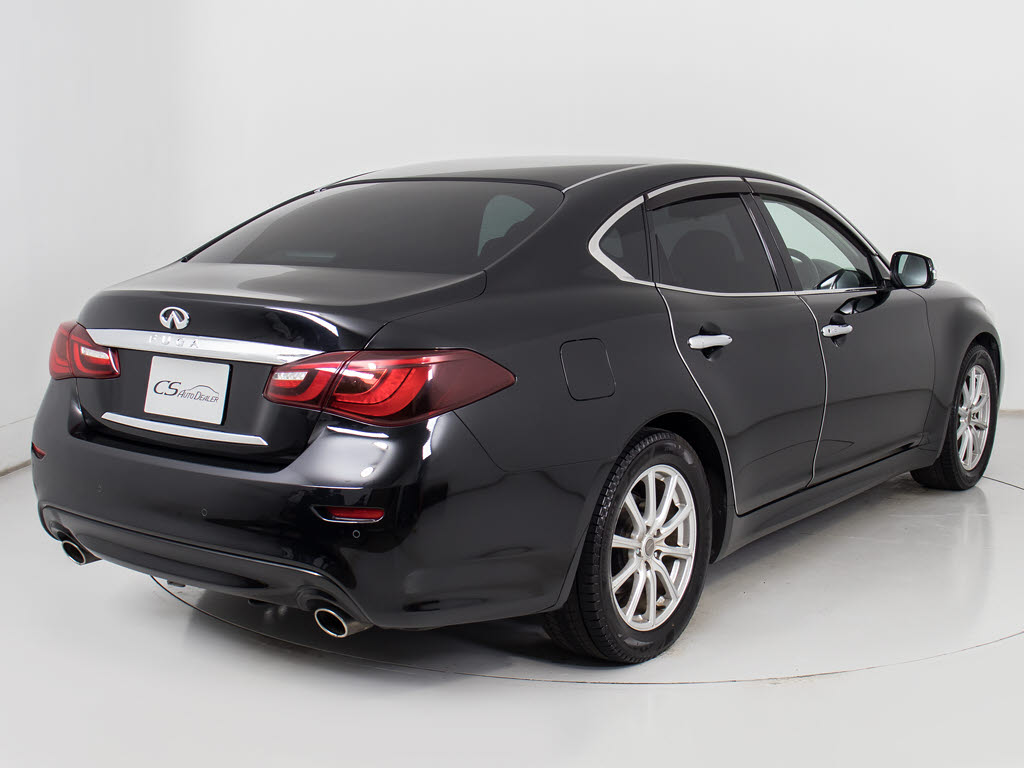 個性的なリアビューで御座います。精悍な佇
まいは高級車ならではです。