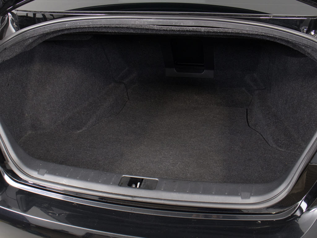 トランクが狭いと思っておりませんか？実際
は大容量トランクです！旅行等の長距離ドラ
イブも快適です！また、屋根付きスペースを
完備しておりますので、夜間でも、雨でも雪
の日だってゆっくりご覧頂けます。