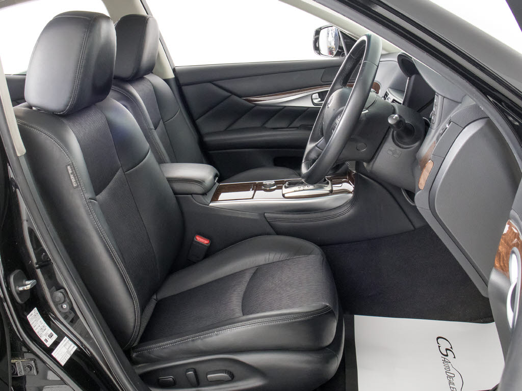 ★パワーシート装備！シート座面の前後スラ
イドに加え背もたれの角度調整も電動です！
これぞ高級車の装備です！