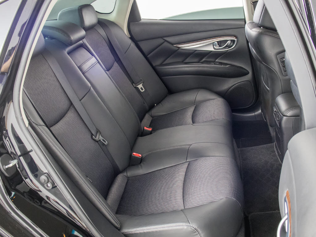 赤革、茶革、黒革、白革、黒×赤コンビ革・
・・お好みの色で新品本革シートを作成でき
ます！オリジナル本革でカーライフを満喫は
いかがでしょうか？ご興味ある方は、デザイ
ン等含め当社までお問い合わせください！