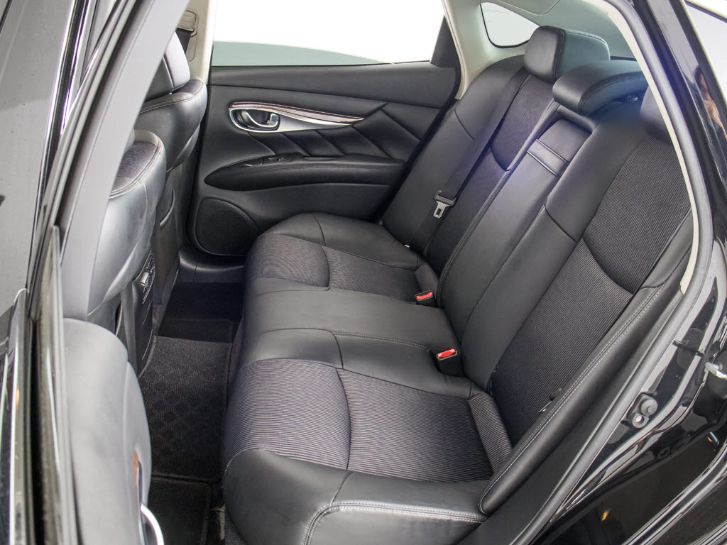 赤革、茶革、黒革、白革、黒×赤コンビ革・
・・お好みの色で新品本革シートを作成でき
ます！オリジナル本革でカーライフを満喫は
いかがでしょうか？ご興味ある方は、デザイ
ン等含め当社までお問い合わせください！